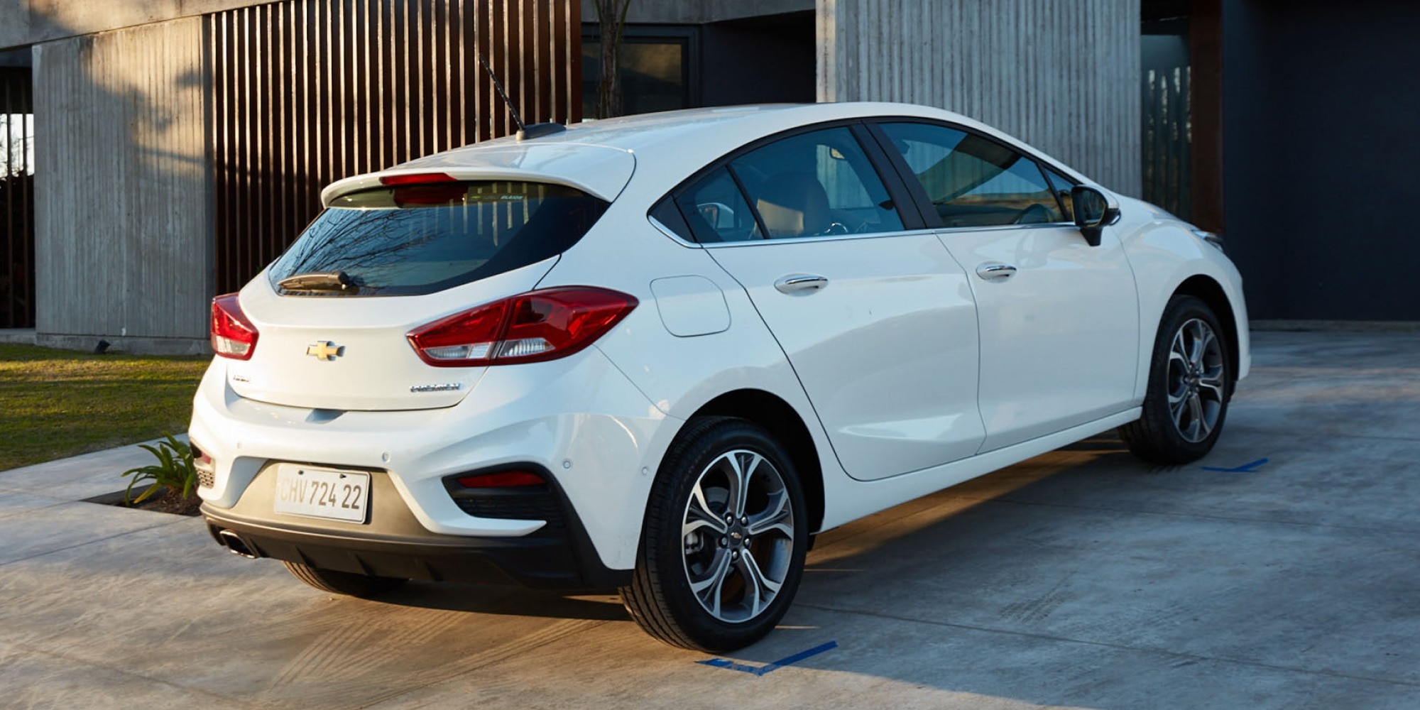 Chevrolet Cruze 5 blanco desde lateral trasero