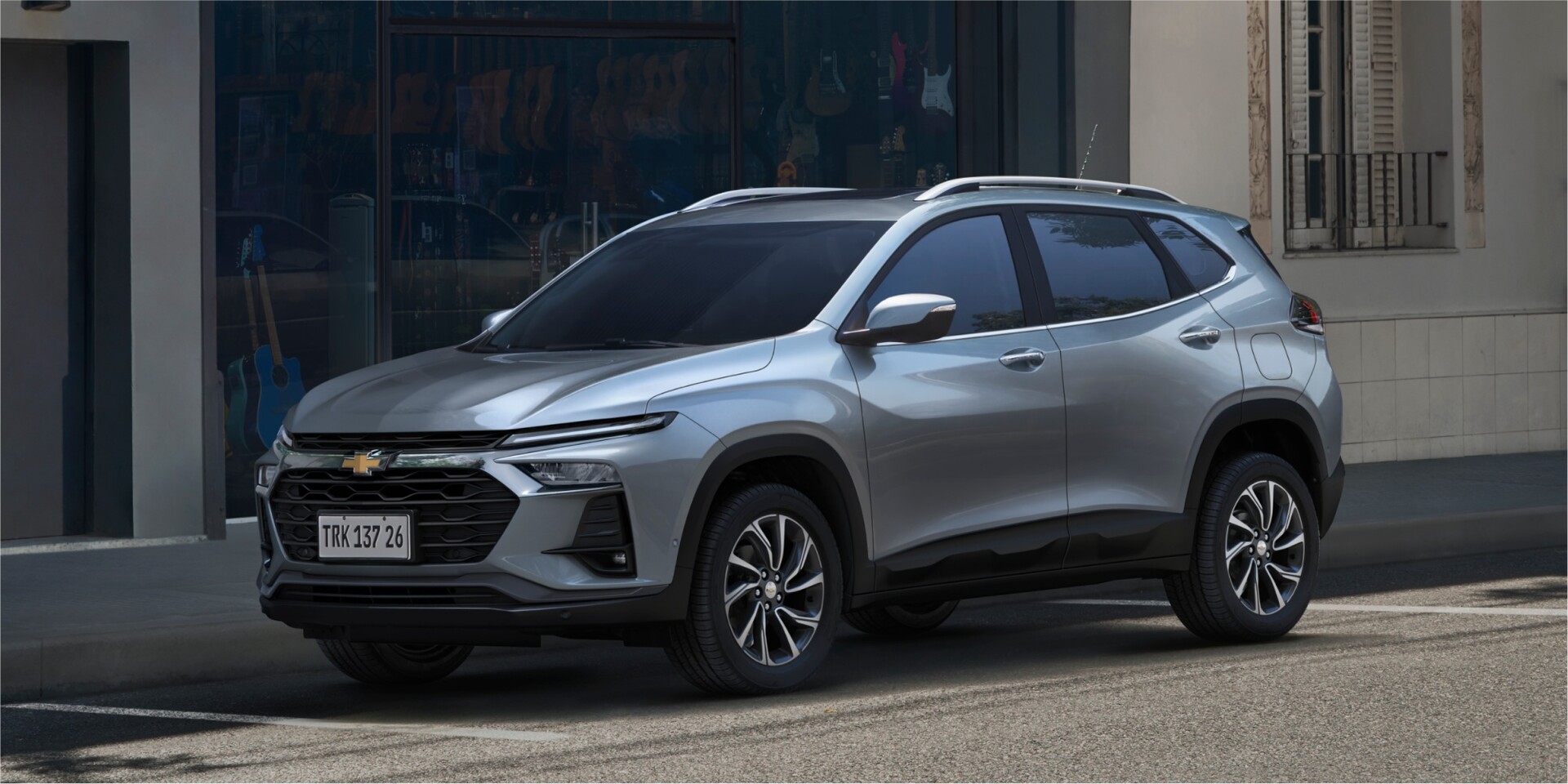 Chevrolet Tracker gris estacionada