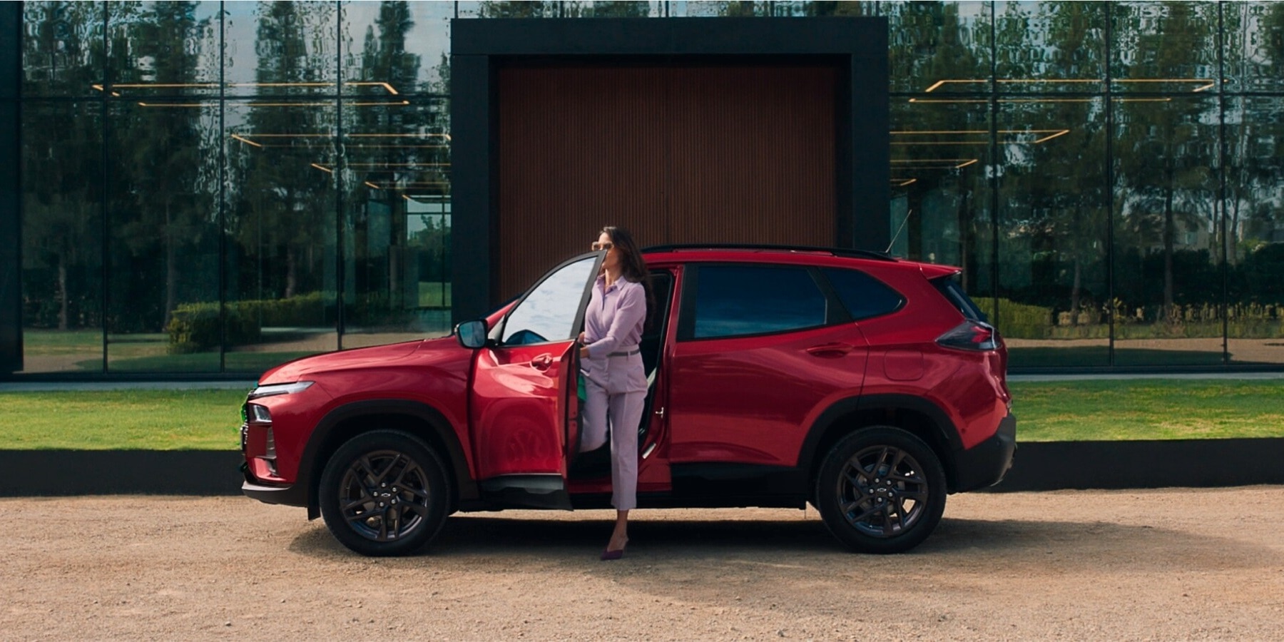 Mujer descendiendo de la Tracker